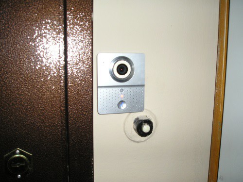 Домофон "ACTOP 601", установленный рядом со входной дверью