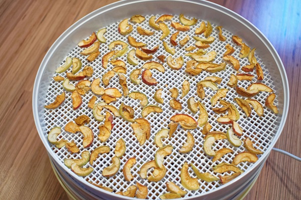 Сушеные яблоки — классическое блюдо, которое можно легко приготовить в домашних условиях с помощью данного устройства (нажмите на фото для увеличения)