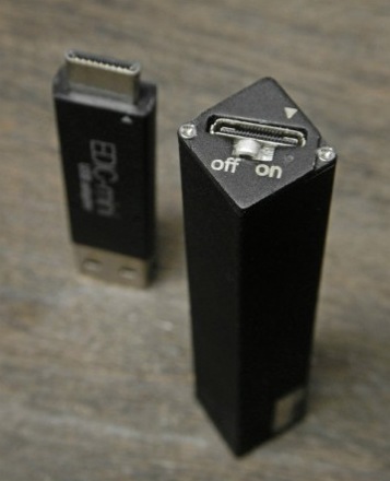 Движковый переключатель размещается на торце диктофона (рядом с USB-портом)