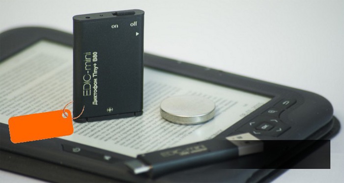 Диктофон "EDIC-mini Tiny+ B80" работает от одной батарейки типа CR2450