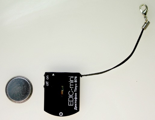 Оцените миниатюрность диктофона "Edic-mini Tiny+ B76" — он чуть больше батарейки, от которой работает