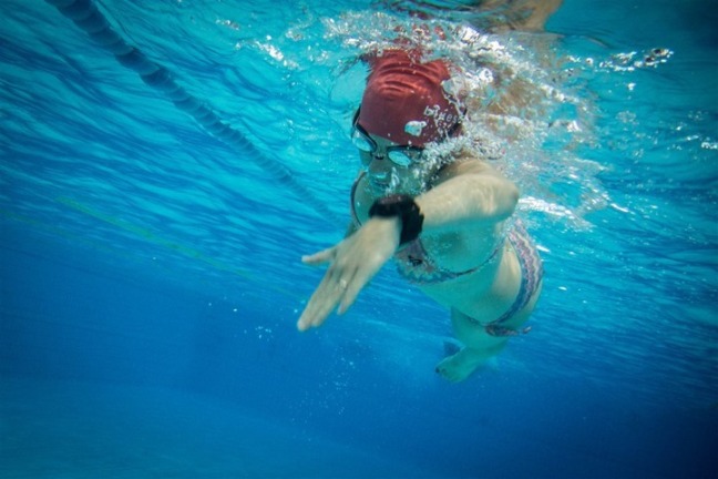 При плавании в бассейне Garmin Fenix 2 подсчитает количество совершенных гребков, их частоту