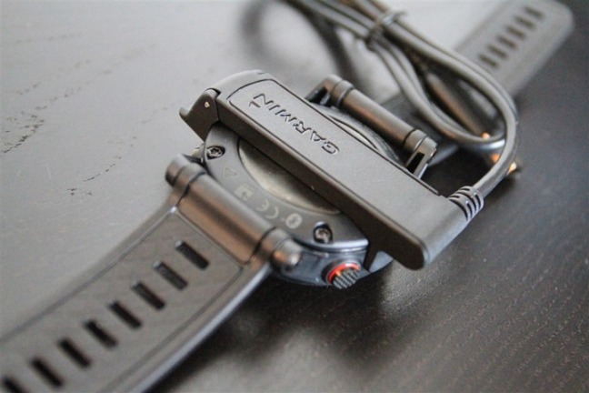 Garmin Fenix 2 с подключенным зарядным USB-кабелем Garmin Fenix 2 с подключенным зарядным USB-кабелем