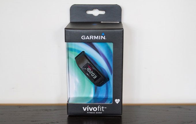 Небольшое изображение сердца на упаковке свидетельствует о том, что данная комплектация фитнес-трекера Garmin Vivofit HRM Black включает в себя пульсометр
