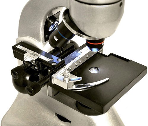 Высота подъема предметного столика в USB-микроскопе "Levenhuk D70L" регулируется в пределах 15 мм