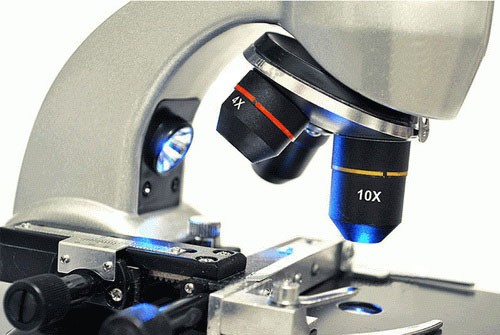 В USB-микроскоп "Levenhuk D70L" встроено 2 светодиодных осветителя: один сверху и один снизу