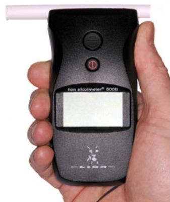 Алкотестером Lion Alcolmeter 500 можно свободно пользоваться одной рукой
