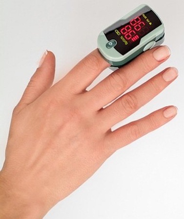 Просто оденьте пульсоксиметр "MD300C12" на палец и он покажет уровень кислорода в вашей крови