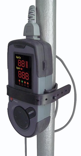 При помощи ремешка из комплекта поставки пульсоксиметр "MD300K" можно установить на стойку рядом с больным