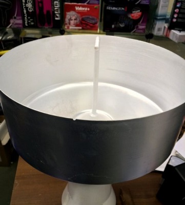Металлическая чаша вмещает 12 литров цельного молока