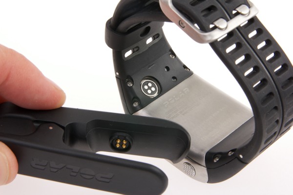 USB-кабель подключается к пульсометру "Polar V800 HR Black", не нарушая герметичность корпуса