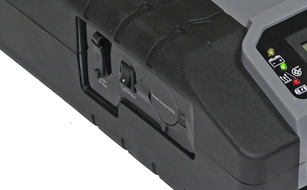 На левом боку обогревателя "SITITEK Termolux-200USB" расположен USB-выход для питания внешних устройств, включатель питания на USB-выходе и отсек для батарейки часов