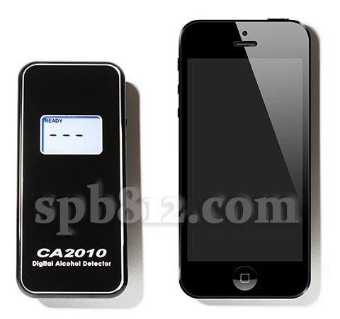 Алкотестер "SITITEK СА2010" отличается стильным дизайном и компактностью (справа айфон для сравнения размеров)