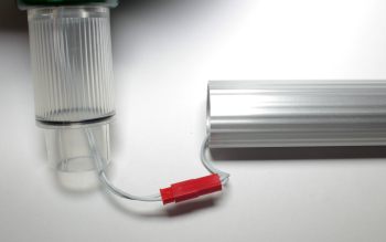 В оригинальном отпугивателе кротов "SITITEK Гром-Профи LED+" коннектор значительно меньше диаметра трубки и легко пролазиет в неё, поэтому сложностей с включением или выключением прибора не возникает