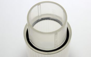 В оригинальном отпугивателе кротов "SITITEK Гром-Профи LED+" присутствует резиновое кольцо в месте соединения трубки для установки прибора в землю с солнечной панелью
