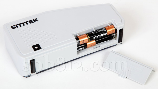Счетчик банкнот SITITEK V40-M professional работает от 4 батареек "АА" и может подключаться к стационарной сети