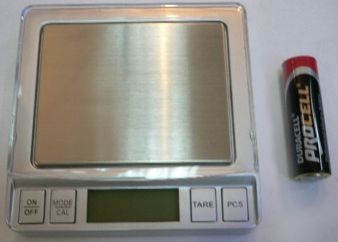 Электронные весы Silver scale 300 отличаются не только высокой точностью, но и компактностью (рядом обычная пальчиковая батарейка, сравните размеры!)