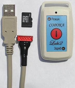 Разъем USB-кабеля, подключаемый к корпусу диктофона "СОРОКА-03", имеет нестандартную форму