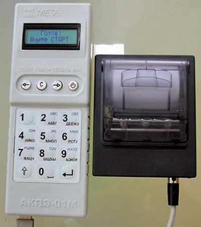 Анализатор алкоголя "АКПЭ-01М" снабжен русскоязычной клавиатурой для ввода персональных данных инспектора и тестируемого, которые отображаются в протоколе проверки, распечатанном на внешнем мини-принтере