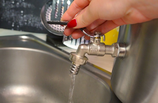 Слить воду из бака автоклава после обработки партии банок — дело нескольких секунд (нажмите на фото для увеличения)