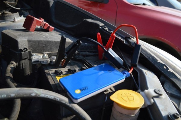 Для запуска двигателя автомобиля достаточно подключить АвтоСтарт к клеммам "севшего" аккумулятора при помощи зажимов из комплекта поставки
