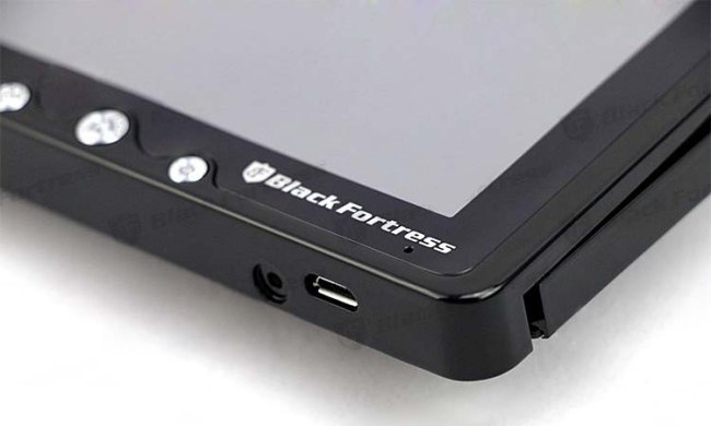 Порт microUSB для подзарядки аккумулятора видеоглазка "Black Fortress" расположен на нижней стороне внутреннего блока в удобном месте для подключения