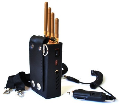 Переключатели и гнездо питания остаются доступными даже когда подавитель сотовых телефонов BugHunter BP-12D находится в чехле