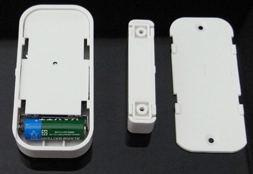 Датчик имеет батарейный отсек на тыльной стороне корпуса и пластину с фиксаторами, позволяющую быстро снимать его 