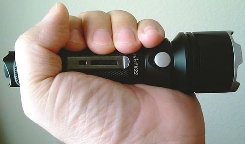 "Fenix TK22" — это компактный и очень удобно лежащий в руке тактический фонарь