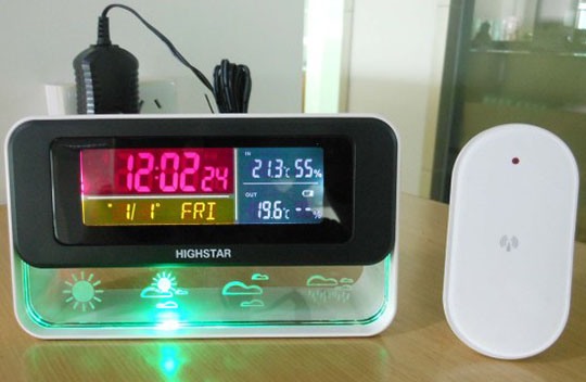 Метеостанция "HighStar 7730B" является не только функциональным, но и привлекательным с точки зрения внешнего вида устройством