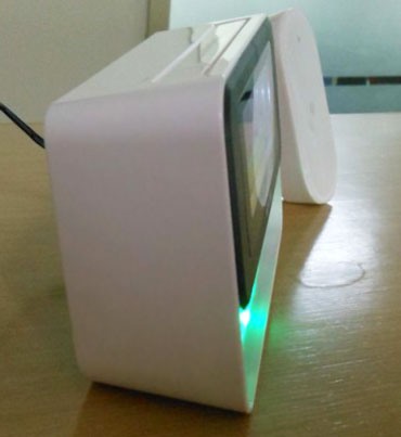 Метеостанция "HighStar 7730B" устанавливается под небольшим наклоном, обеспечивающим удобное считывание данных
