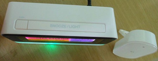 На верхней стороне метеостанции "HighStar 7730B" находится довольно большая клавиша отсрочки будильника и управления подсветкой, которую удобно нажимать, просыпаясь по утрам