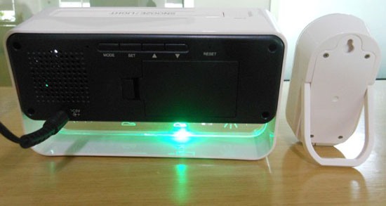 На тыльной стороне метеостанции "HighStar 7730B" находятся клавиши настройки и батарейный отсек