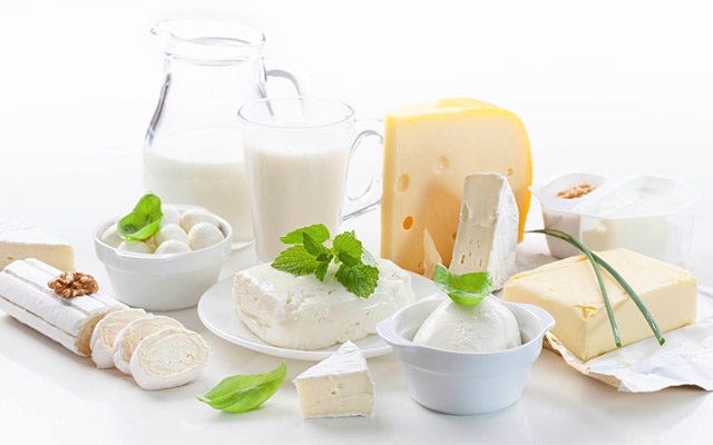 Сыр, приготовленный в домашних условиях из настоящего молока без примесей, является самым вкусным и гарантированно безопасным