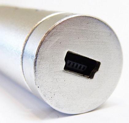 В отличие от многих аналогов, у данной модели USB-кабель не зафиксирован в корпусе, а подключается по мере необходимости, благодаря чему микроскоп удобно хранить