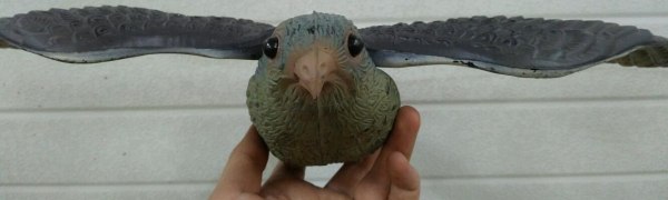 Объемные глаза и реалистичная форма клюва делают отпугиватель практически неотличимым от живого орла