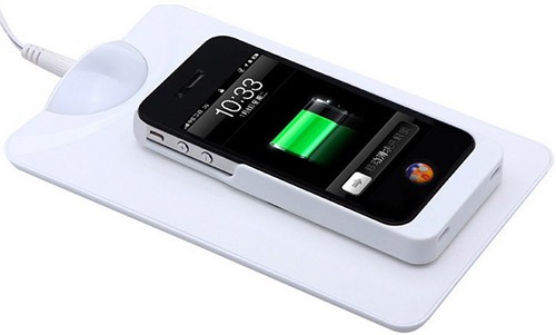 Смартфон Apple "iPhone 4", помещенный в чехол-ресивер и поставленный на беспроводную зарядку