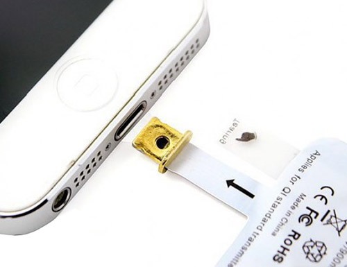 Приемник-ресивер подключается к штатному разъему  смартфонов Apple iPhone моделей 5 и 5s