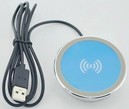 Питание для зарядки "Qistore PCBA" поступает по USB-кабелю от стандартного адаптера