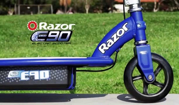 С электросамокатом "Razor E90 Blue" Ваш ребенок точно станет проводить больше времени на свежем воздухе!