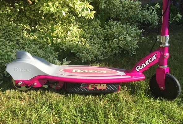 С электросамокатом "Razor E90 Pink" Ваш ребенок точно станет проводить больше времени на свежем воздухе!