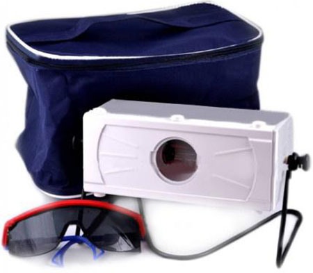 В комплект поставки УФ-облучателя "Солнышко ОУФк-01" входят защитные очки и сумка-футляр для хранения