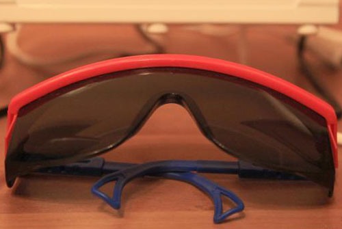 Прибор "Солнышко ОУФк-01" комплектуется красивыми темными очками для защиты глаз от УФ-излучения