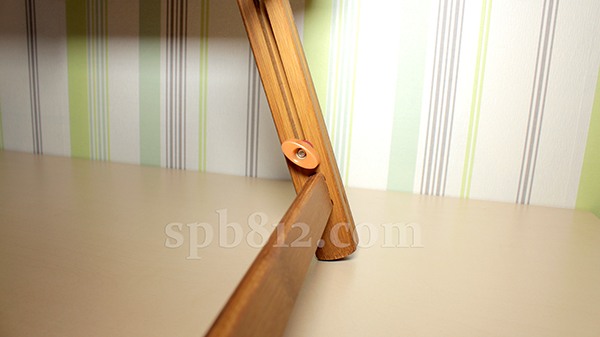 Для фиксации столика "Bamboo 2" на нужной высоте на его ножках предусмотрены специальные винты с пластиковыми ручками (для увеличения нажмите на фото)