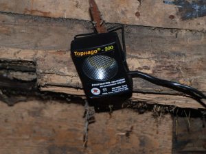 Металлическая скоба на корпусе ультразвукового отпугивателя грызунов "Торнадо 200" может быть использована для его подвешивания к стене или потолку