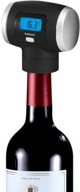 Установите вакуумную пробку "Vinomax Premium" на горлышко — все остальное она сделает самостоятельно