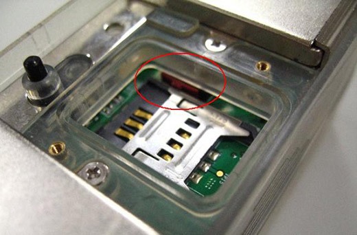 Под откручивающейся крышкой на корпусе устройства располагается удобный слот для установки SIM-карты со специальным держателем
