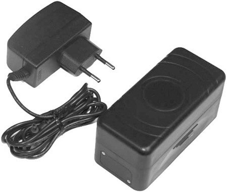 В комплекте поставки GPS-маяка "X-Pet 4" идет штатный сетевой адаптер для зарядки аккумулятора устройства, однако часто применять его не придется