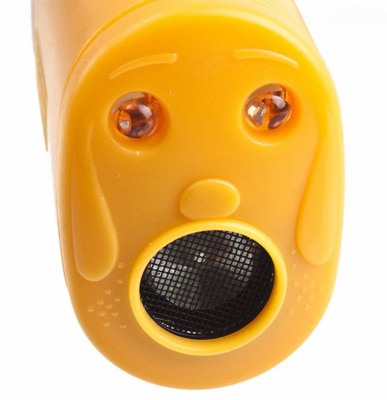 Головная часть отпугивателя Гром-100 стилизована под мультяшную собачью мордашку: в качестве глаз выступают 2 светодиода, в качестве рта — решетка динамика