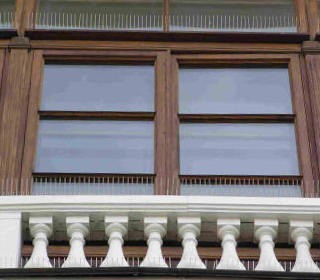 <em>Антиприсадные шипы Ёж-стандарт, установленные на балконе
